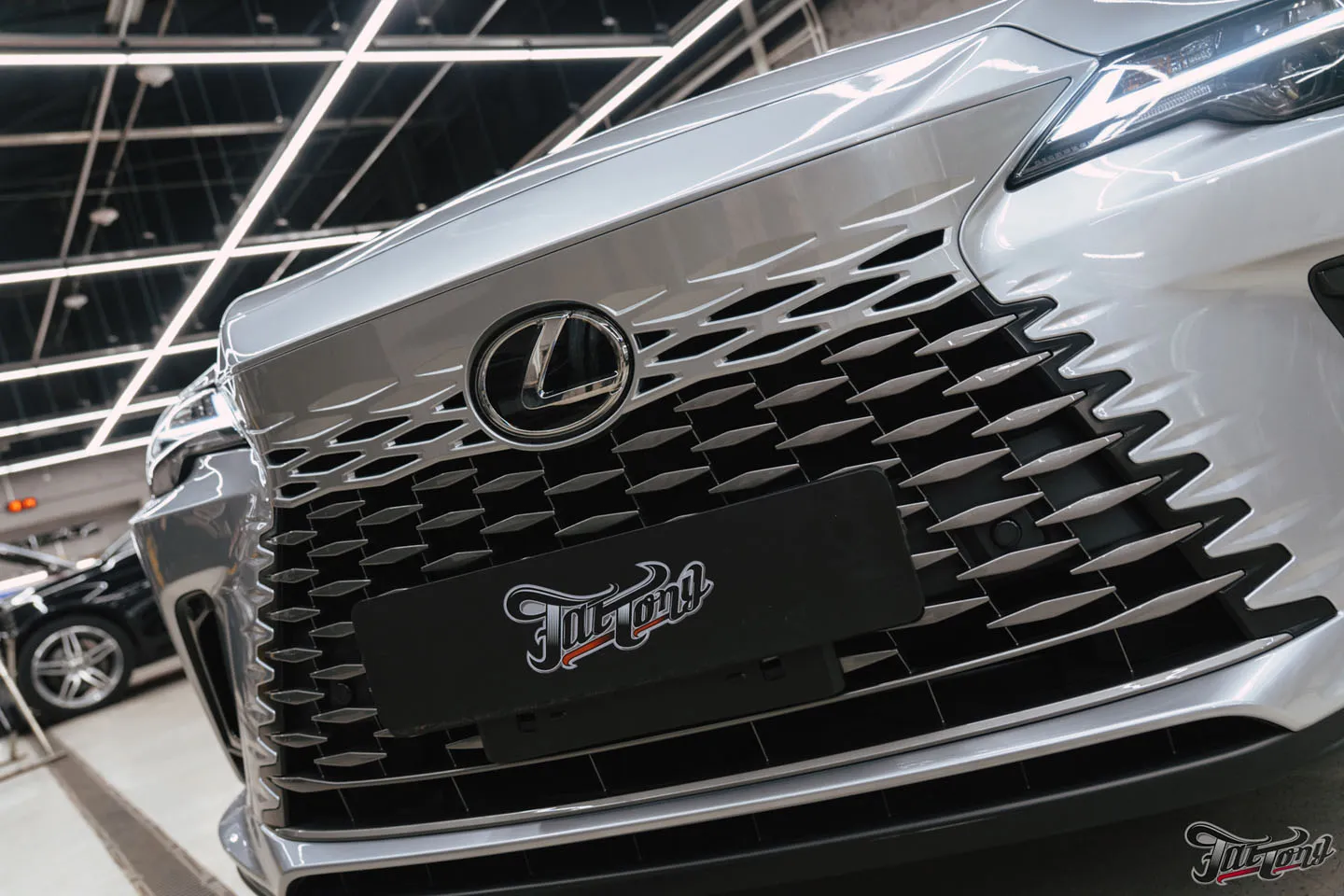 Полная оклейка Lexus RX 350 полиуретаном, антихром молдингов, керамика пленки и кожи, фирменный шиномонтаж на стендах Hunter